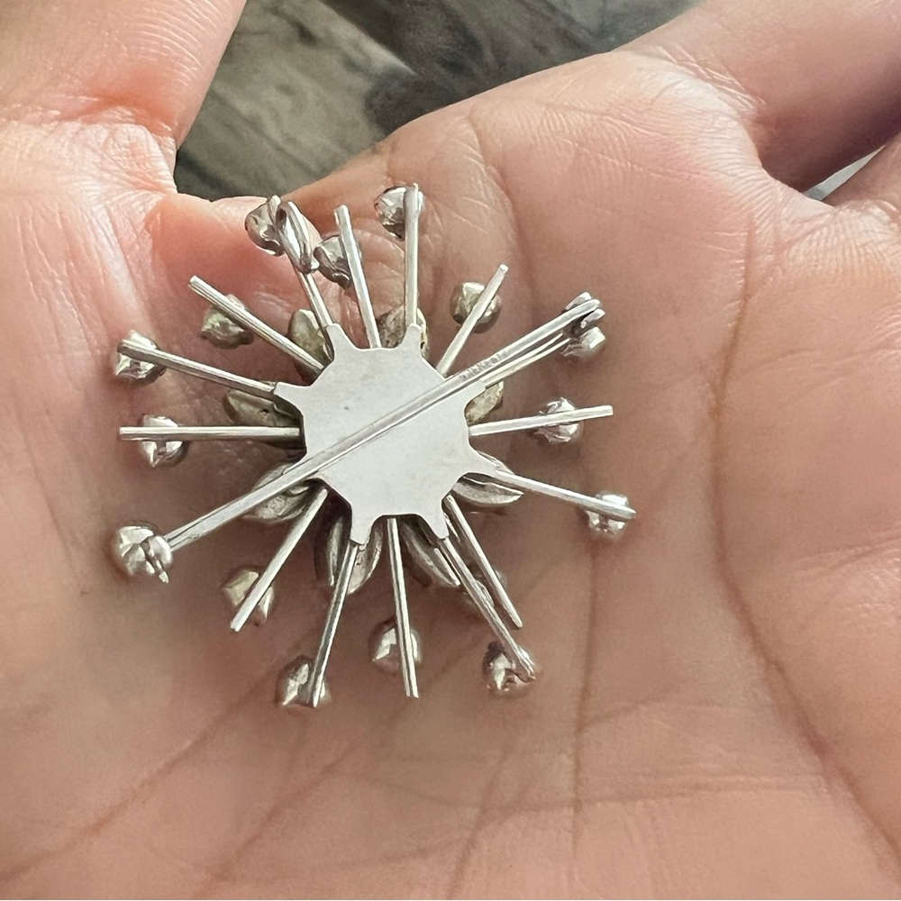 Rhinestone silver floral brooch - Picture 3 of 5